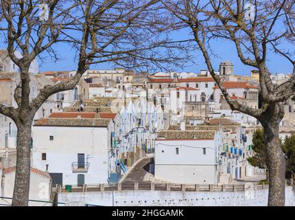 Monte Sant'Angelo ist eine Stadt an den Hängen des Gargano in Italien. Blick auf den Stadtteil Junno durch das Vorhandensein von vielen Reihenhäusern gekennzeichnet. Stockfoto