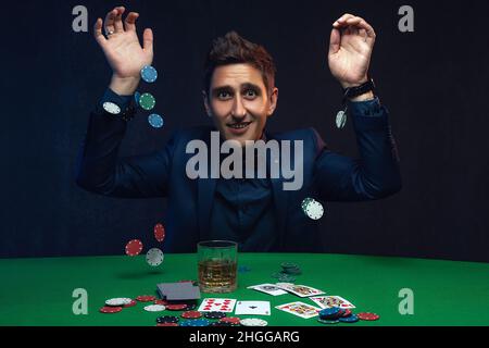 Der glückliche Gewinner wirft seine Chips. Stockfoto