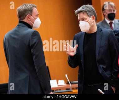 Berlin, Deutschland. 21st Januar 2022. Christian Lindner (l, FDP), Bundesminister für Finanzen, und Robert Habeck (Bündnis 90/die Grünen), Bundesminister für Wirtschaft und Klimaschutz, sprechen zu Beginn der geschlossenen Sitzung des Bundeskabinetts im Bundeskanzleramt. Gut sechs Wochen nach der Vereidigung trifft sich die neue Bundesregierung zu ihrer ersten geschlossenen Sitzung. Im Mittelpunkt der Gespräche stehen die deutsche Präsidentschaft G7 und die Beschleunigung der Investitionen in die Zukunft. Quelle: Bernd von Jutrczenka/dpa/Alamy Live News Stockfoto