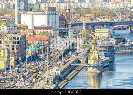 Kiew, Ukraine - 28. April 2021: Landschaftsansicht der Stadt mit Häusern in Kiew, Ukraine. Stockfoto