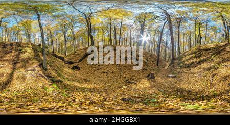 360 Grad Panorama Ansicht von Full seamless spherical hdri 360 Panorama in baumbedeckter Schlucht im Herbstwald an sonnigem Tag in äquirechteckiger kugelförmiger Projektion mit Fußweg i