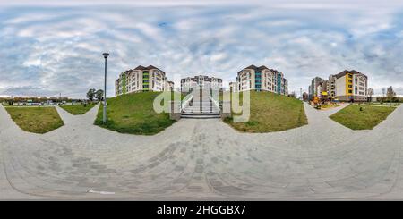360 Grad Panorama Ansicht von 360 hdri Panorama in der Nähe des Spielplatzes in der Mitte des modernen mehrstöckigen Mehrfamilienwohnkomplexes der Stadtentwicklung in equiprecheckigen Seeleuten