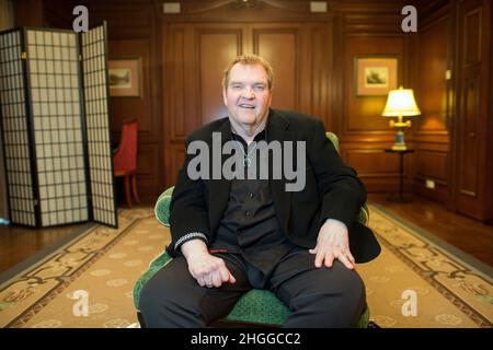 Berlin, Deutschland. 31st August 2016. DER US-Musiker Meat Loaf sitzt in einem Sessel in einer Hotelsuite in Berlin, Deutschland, 31. August 2016. Der Rockmusiker Meat Loaf ist tot. Kredit: dpa/Alamy Live Nachrichten Stockfoto