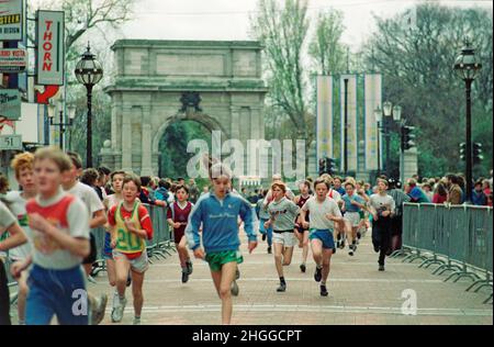 Children Running, Grafton Street, 31. Oktober 1988, Dublin, Republik Irland Stockfoto