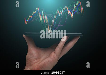 Aktienmarkt, Geschäftswachstum, Fortschritt oder Erfolgskonzept. Die Hand eines Geschäftsmannes oder Händlers zeigt einen wachsenden virtuellen Hologrammbestand auf dem Smartphone Stockfoto