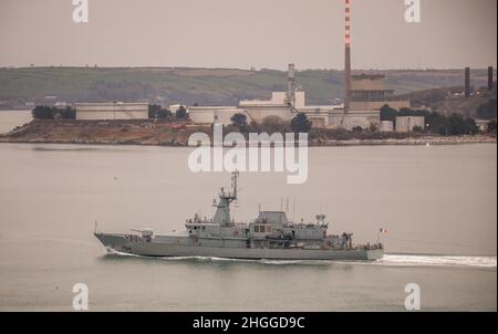 Cork Harbour, Cork, Irland. 21st Januar 2022. Das Marineschiff LÉ George Bernard Shaw kehrt nach einer Patrouille an einem grau bewölkten Morgen im Hafen von Cork, Cork, Irland, zu ihrem Heimathafen zurück. - Bildnachweis: David Creedon/Alamy Live News Stockfoto