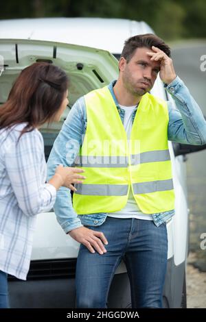 Zwei Fahrer inspizieren Schäden nach einem Verkehrsunfall Stockfoto