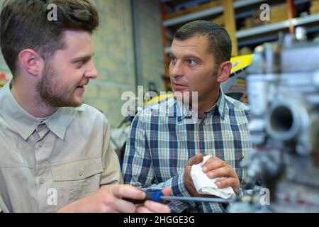 Techniker telefonieren im Werk Stockfoto