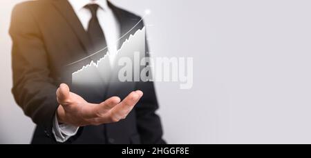 Geschäftsmann hält die Inschrift , Wort BIG DATA . Vorhängeschloss, Gehirn, Mann, Planet, Graph, Lupe, Zahnräder, Symbol für Cloud, Grid, Dokument, Brief, Telefon Stockfoto