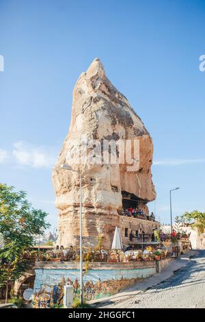 GOREME, KAPPADOKIEN TÜRKEI - 18. SEPTEMBER 2021 - Blick auf die Stadt Goreme mit Höhlen in Kappadokien. Fabelhafte Landschaften der Berge von Cappadoc Stockfoto