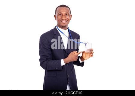 Nahaufnahme eines gutaussehenden Geschäftsmannes in Jacke mit Abzeichen, lächelnd. Stockfoto