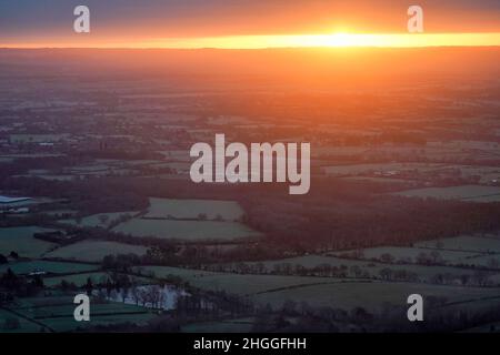 Die Sonne geht über Worcestershire von den Malvern Hills auf. Bilddatum: Freitag, 21. Januar 2022. Stockfoto