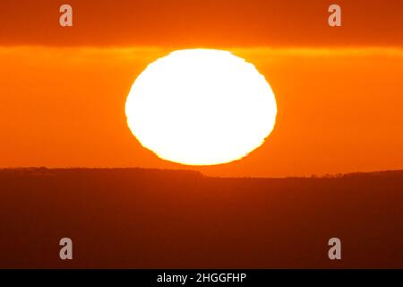 Die Sonne geht über Worcestershire von den Malvern Hills auf. Bilddatum: Freitag, 21. Januar 2022. Stockfoto