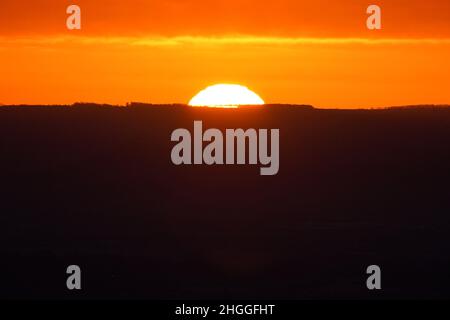 Die Sonne geht über Worcestershire von den Malvern Hills auf. Bilddatum: Freitag, 21. Januar 2022. Stockfoto