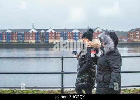 Preston, Lancashire. UK Wetter 21 Jan 2022. In Preston starten kalte, nasse und regnerische Regenfälle in den Tag. Kalter, sonniger Zauber von barmigem Winterwetter ist vorbei, ersetzt durch eine neblige, feuchte, regnerische Bedingungen, die in Schottland als DREICH bekannt sind  langweilig und düster. Die erste aufgezeichnete Verwendung des Wortes 'reich' erfolgte 1420, als es ursprünglich 'ausdauernd' oder 'niederschwirrend, mühsam' bedeutete. Quelle: MediaWorldImages/AlamyLiveNews Stockfoto