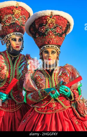 Zwei Frauen in schönen historischen roten Kostümen und Hüten posieren beim Karneval in Venedig, Carnevale di Venezia, Venetien, Italien Stockfoto