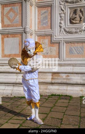 Eine Wahrsagerin und Harlekin oder arlecchino in Kostüme und Maske Venedig Karneval, Carnivale di Venezia, Italien Stockfoto