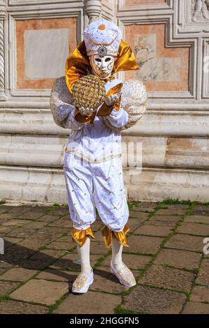 Eine Wahrsagerin und Harlekin oder arlecchino in Kostüme und Maske Venedig Karneval, Carnivale di Venezia, Italien Stockfoto