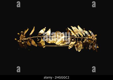 Altgriechische Krone aus reinem Gold mit Lorbeerblättern und zentraler Blütenfigur. Stockfoto