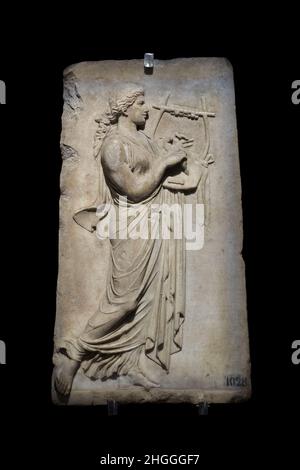 Relief einer Muse, die die cithara spielt, 2nd. Jahrhundert v. Chr. Hellenistische römische Skulptur. Istanbuler Archäologiemuseum. Stockfoto