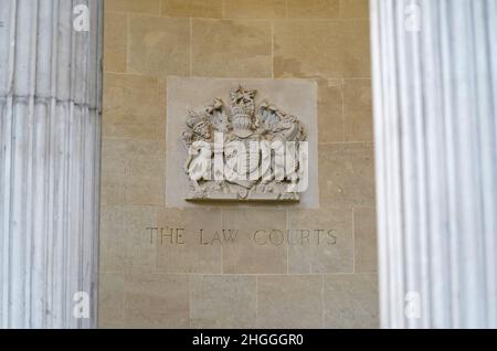 Eine Steinschnitzerei des königlichen Wappens über einem Schild für die Gerichte vor dem Eingang zum Bristol Crown Court, wo Nathan Smith wegen des Totschlags des mutmaßlichen Einbrechers, des 43-jährigen Craig Wiltshire, vor Gericht steht, Die einen kardiorespiratorischen Stillstand erlitt, als der Angeklagte ihn 12 Minuten lang am Boden festklammerte. Bilddatum: Freitag, 21. Januar 2022. Stockfoto