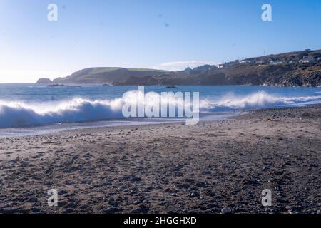 Wellen krachen am Strand Stockfoto