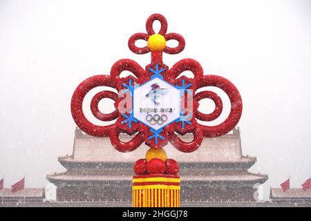 Peking, Peking, China. 21st Januar 2022. Am 20. Januar 2022 leitete Peking den ersten Schnee von 2022 ein. Auf dem Platz des Himmlischen Friedens und dem Dongdan sind die Blumenbeete mit dem Thema Winterolympiade unter fliegendem Schnee voll von jährlichem Flair und einer starken olympischen Winteratmosphäre. (Bild: © SIPA Asia via ZUMA Press Wire) Stockfoto