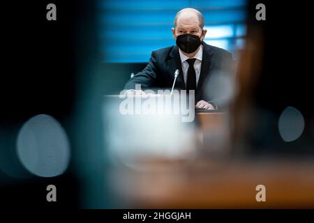 Bundeskanzler Olaf Scholz (SPD), aufgenommen während der geschlossenen Konferenz des Bundeskabinetts in Berlin, 21. Januar 2022. Themen der geschlossenen Konferenz sind der Ukraine-Konflikt und die Koronasituation in Deutschland. Stockfoto