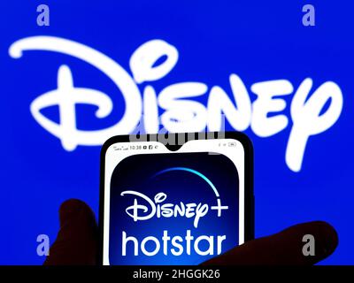 In dieser Abbildung ist das Disney+ Hotstar-Logo auf einem Smartphone-Bildschirm mit dem Disney-Logo im Hintergrund zu sehen. Stockfoto