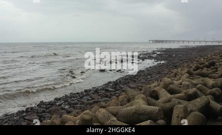 Die Meereslinie am Meer von Mumbai, Maharashtra, Indien. Stockfoto