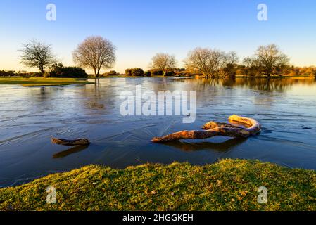 Fritham, New Forest, Hampshire, Großbritannien, 21st. Januar 2022, Wetter: Eis bedeckt die Oberfläche des Janesmoor Pond nach der kältesten Nacht des Jahres mit einer Temperatur von -4 bei Sonnenaufgang teilweise. Ein schöner und sonniger, aber kalter Tag wird prognostiziert. Kredit: Paul Biggins/Alamy Live Nachrichten Stockfoto