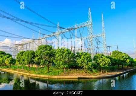 Hochspannungsunterstationen, städtische Stromversorgungsleitungen. Stockfoto