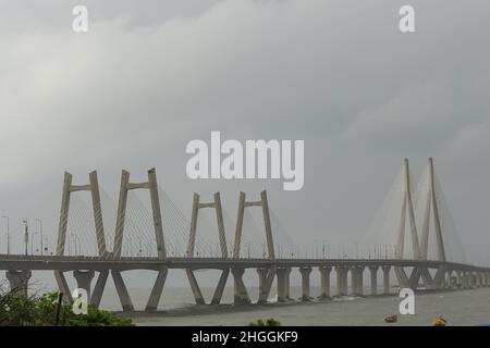 Schöne Aussicht auf Worali Bandra sealink während des Monsuns, Mumbai, Maharashtra, Indien. Stockfoto