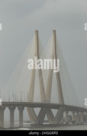 Schöne Aussicht auf Worali Bandra sealink während des Monsuns, Mumbai, Maharashtra, Indien. Stockfoto