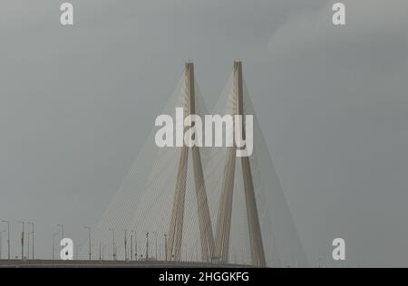 Schöne Aussicht auf Worali Bandra sealink während des Monsuns, Mumbai, Maharashtra, Indien. Stockfoto