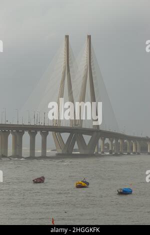 Schöne Aussicht auf Worali Bandra sealink während des Monsuns, Mumbai, Maharashtra, Indien. Stockfoto