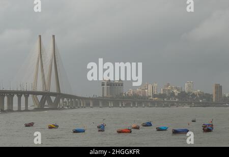 Schöne Aussicht auf Worali Bandra sealink während des Monsuns, Mumbai, Maharashtra, Indien. Stockfoto