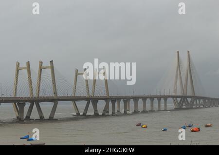 Schöne Aussicht auf Worali Bandra sealink während des Monsuns, Mumbai, Maharashtra, Indien. Stockfoto