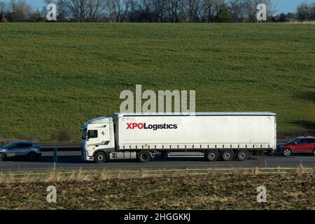 LKW XPO Logistics auf der Autobahn M40, Warwickshire, Großbritannien Stockfoto