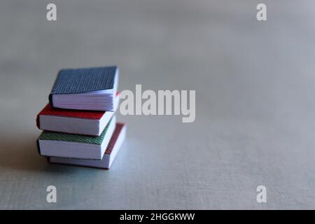 Selektiver Bildstapel mit Büchern auf Betonboden mit Platz für Text Stockfoto