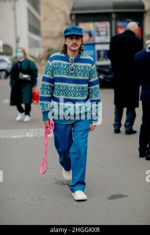 Paris, Frankreich. 19th Januar 2022. Street Style, Ankunft bei der Ami Herbst-Winter 2022-2023 Menswear Show, die am 19th. Januar 2022 im Palais Brongniart, Paris, Frankreich, stattfand. Foto von Marie-Paola Bertrand-Hillion/ABACAPRESS.COM Quelle: Abaca Press/Alamy Live News Stockfoto