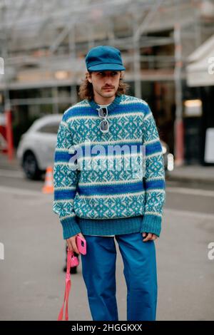 Paris, Frankreich. 19th Januar 2022. Street Style, Ankunft bei der Ami Herbst-Winter 2022-2023 Menswear Show, die am 19th. Januar 2022 im Palais Brongniart, Paris, Frankreich, stattfand. Foto von Marie-Paola Bertrand-Hillion/ABACAPRESS.COM Quelle: Abaca Press/Alamy Live News Stockfoto
