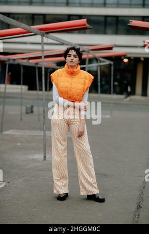 Paris, Frankreich. 19th Januar 2022. Street Style, Ankunft bei der Ami Herbst-Winter 2022-2023 Menswear Show, die am 19th. Januar 2022 im Palais Brongniart, Paris, Frankreich, stattfand. Foto von Marie-Paola Bertrand-Hillion/ABACAPRESS.COM Quelle: Abaca Press/Alamy Live News Stockfoto