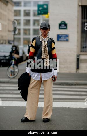 Paris, Frankreich. 19th Januar 2022. Street Style, Ankunft bei der Ami Herbst-Winter 2022-2023 Menswear Show, die am 19th. Januar 2022 im Palais Brongniart, Paris, Frankreich, stattfand. Foto von Marie-Paola Bertrand-Hillion/ABACAPRESS.COM Quelle: Abaca Press/Alamy Live News Stockfoto