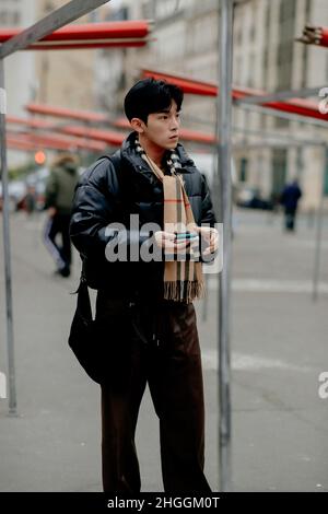 Paris, Frankreich. 19th Januar 2022. Street Style, Ankunft bei der Ami Herbst-Winter 2022-2023 Menswear Show, die am 19th. Januar 2022 im Palais Brongniart, Paris, Frankreich, stattfand. Foto von Marie-Paola Bertrand-Hillion/ABACAPRESS.COM Quelle: Abaca Press/Alamy Live News Stockfoto