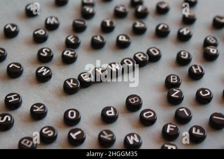 Buchstabenperlen mit Text-STICHWORT auf Betonboden Stockfoto