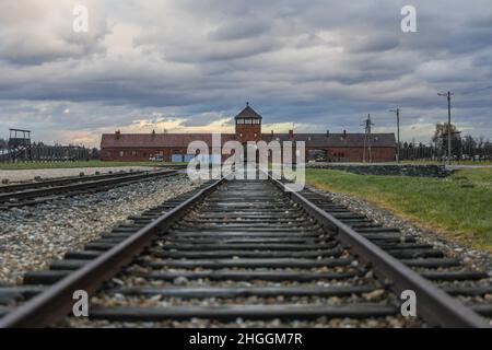 Eisenbahnstrecke und das Tor des Todes, Haupteingang des ehemaligen KZ-Vernichtungslagers Auschwitz II-Birkenau in Oswiecim, Polen, am 3. Januar 2022. Stockfoto