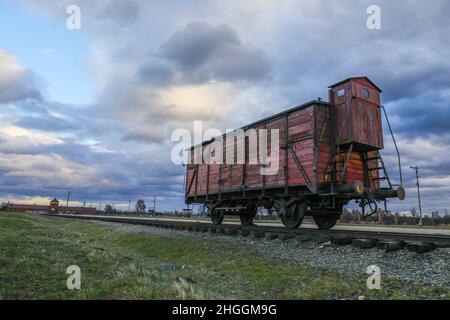 Ein Original-Eisenbahnwaggon, der am 3. Januar 2022 für Deportationen im ehemaligen KZ-Vernichtungslager Auschwitz II-Birkenau in Oswiecim, Polen, verwendet wurde Stockfoto