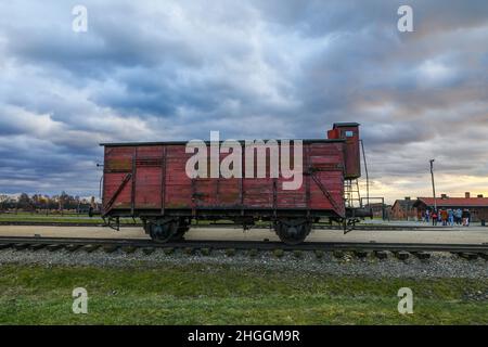 Ein Original-Eisenbahnwaggon, der am 3. Januar 2022 für Deportationen im ehemaligen KZ-Vernichtungslager Auschwitz II-Birkenau in Oswiecim, Polen, verwendet wurde Stockfoto