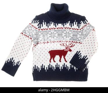 Kinder Strickpullover mit Rollkragen, auch Ugly Sweater genannt, warm und saisonal, mit Hirschverzierung auf weißem Hintergrund Stockfoto